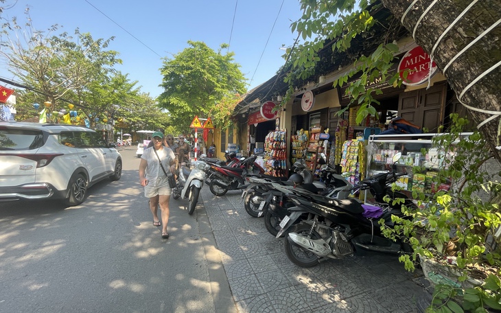 Hội An sẽ xử lý lấn chiếm vỉa hè, buôn bán hàng rong thế nào? - Ảnh 4.