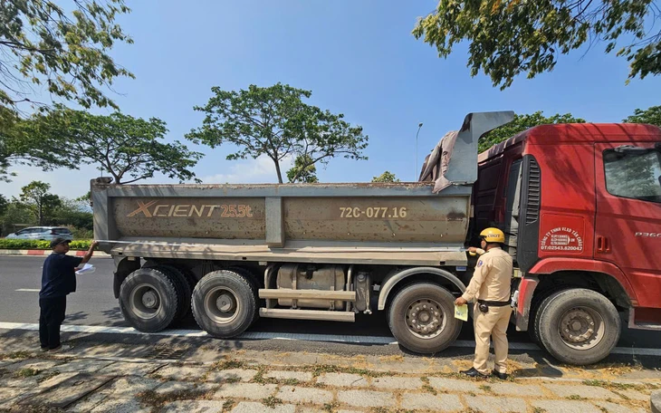 Xe ben chở đất đá chạy liên tục, dân sợ đường sá nhanh hư - Ảnh 4.