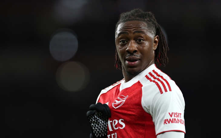 Gyokeres lập cú đúp giúp Arsenal hơn Man City 6 điểm - Ảnh 2.