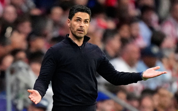 Vì sao trận đấu giữa Atletico và Arsenal tràn ngập giấy vệ sinh? - Ảnh 2.