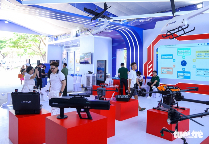 Du khách thích thú xem UAV, chơi giải mã vụ án tại triển lãm '80 năm An ninh nhân dân'  - Ảnh 5.