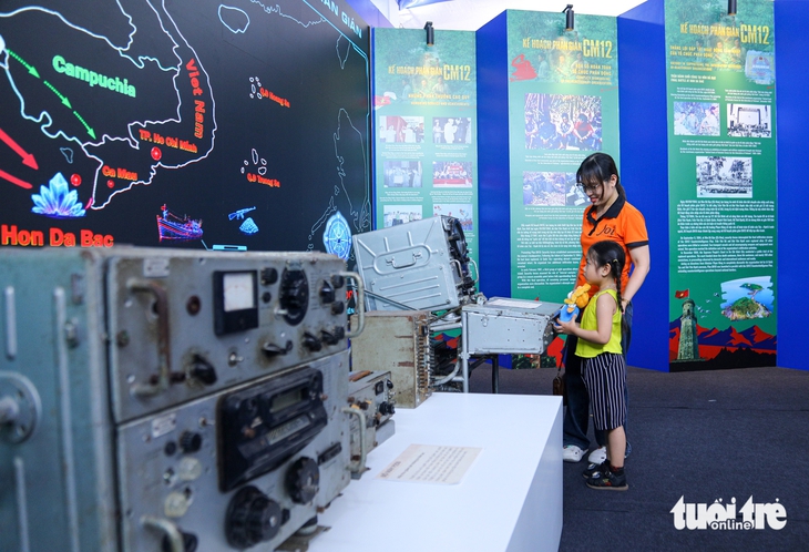 Du khách thích thú xem UAV, chơi giải mã vụ án tại triển lãm '80 năm An ninh nhân dân' - Ảnh 5.