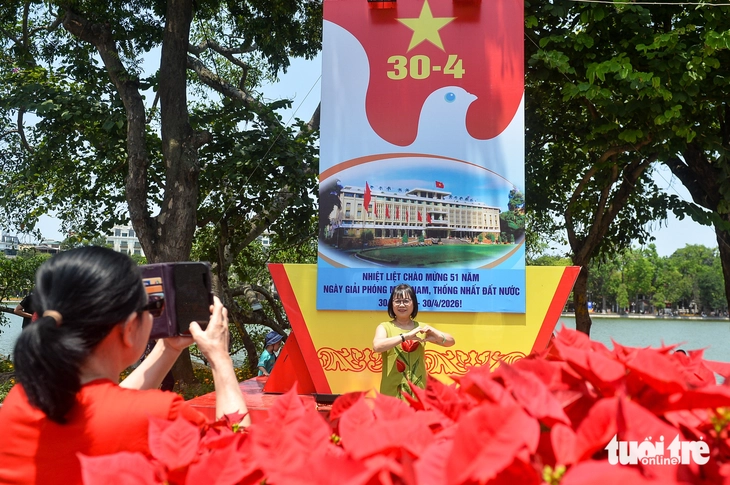 Nhiều người Hà Nội chọn du lịch tại chỗ trong ngày đầu nghỉ lễ 30-4 và 1-5 - Ảnh 5.