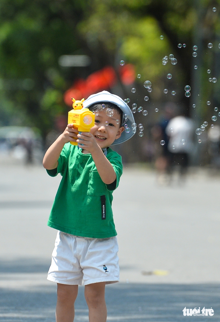 Nhiều người Hà Nội chọn du lịch tại chỗ trong ngày đầu nghỉ lễ 30-4 và 1-5 - Ảnh 6.