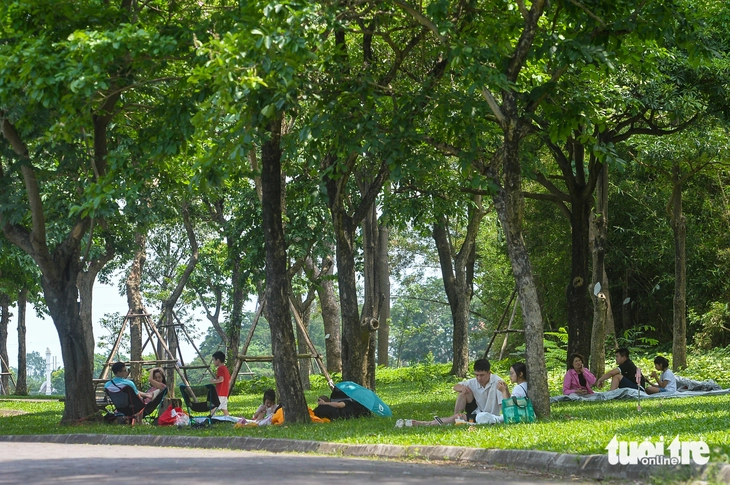 Nhiều người Hà Nội chọn du lịch tại chỗ trong ngày đầu nghỉ lễ 30-4 và 1-5 - Ảnh 7.