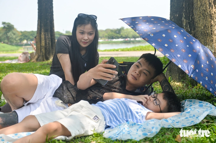 Nhiều người Hà Nội chọn du lịch tại chỗ trong ngày đầu nghỉ lễ 30-4 và 1-5 - Ảnh 9.