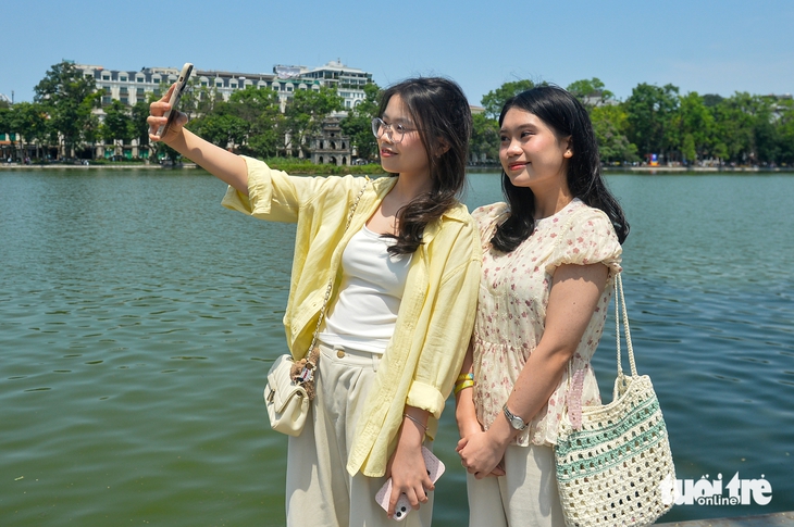 Nhiều người Hà Nội chọn du lịch tại chỗ trong ngày đầu nghỉ lễ 30-4 và 1-5 - Ảnh 4.