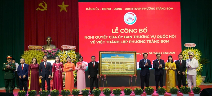 Đồng Nai làm lễ công bố thành lập 10 phường mới, chính thức hoạt động từ ngày 30-4 - Ảnh 6.