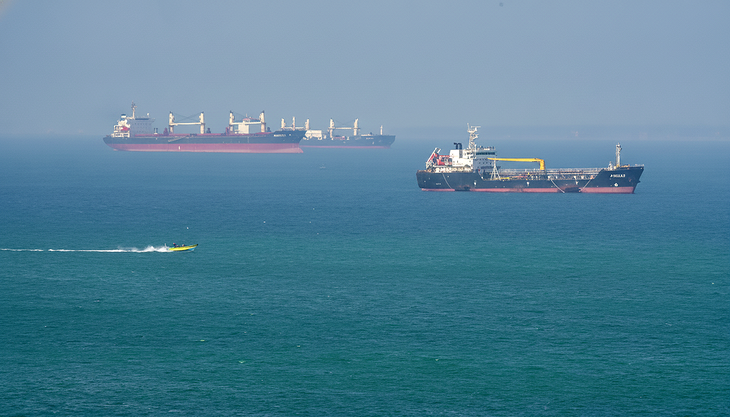 Giá dầu vọt lên kỷ lục khi ông Trump tuyên bố 'không còn tử tế' - Ảnh 1.