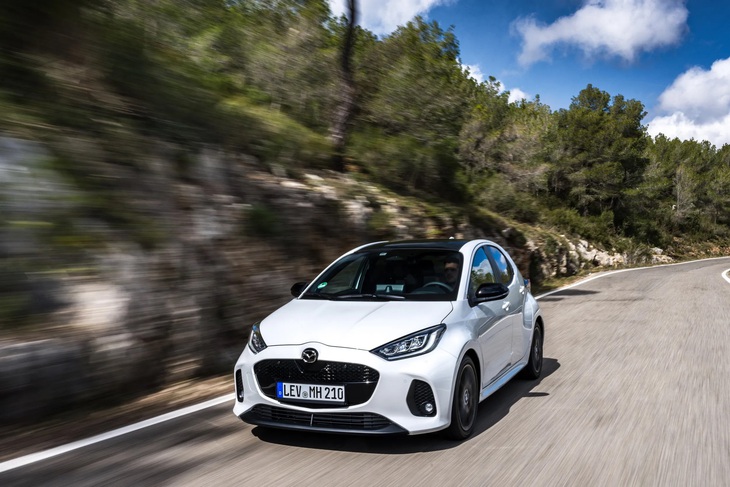 Mazda2 2026 ra mắt: Bổ sung tiện nghi, ADAS, động cơ hybrid mượn từ Toyota - Ảnh 5.