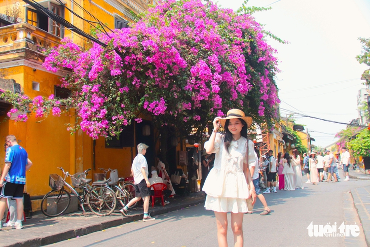 Hoa giấy nhuộm sắc phố cổ Hội An, du khách mê mẩn check-in - Ảnh 4.