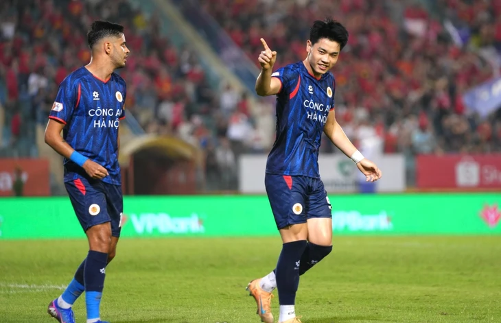 Video: Hai bàn thắng đầu tiên của Đình Bắc tại V.League 2025-2026 - Ảnh 1.