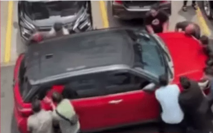 Bị ăn vạ khi đang lùi chuồng vào chỗ đỗ, tài xế khéo léo dùng một chiêu không ai ngờ để giành lại - Ảnh 3.