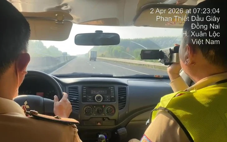 Tài xế và chủ xe tải chở hàng quá khổ, không có giấy phép lái xe trên cao tốc bị phạt 126 triệu đồng - Ảnh 2.