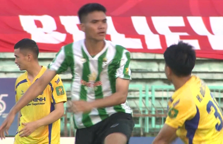 Hà Đức Chinh nổi nóng, lãnh thẻ đỏ trên sân Long An - Ảnh 1.