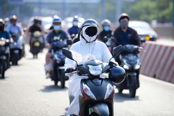 Nắng nóng Nam Bộ chạm ngưỡng 39 độ C trong tháng 4 - Ảnh 1.