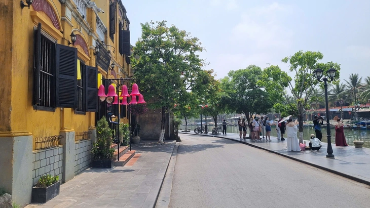 Hội An sẽ xử lý lấn chiếm vỉa hè, buôn bán hàng rong thế nào? - Ảnh 1.