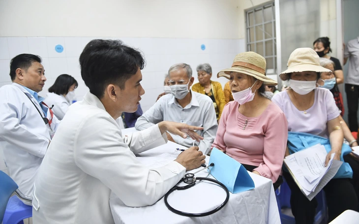 Người dân TP.HCM đi khám sức khỏe miễn phí: Nhiều người phát hiện bệnh - Ảnh 3.