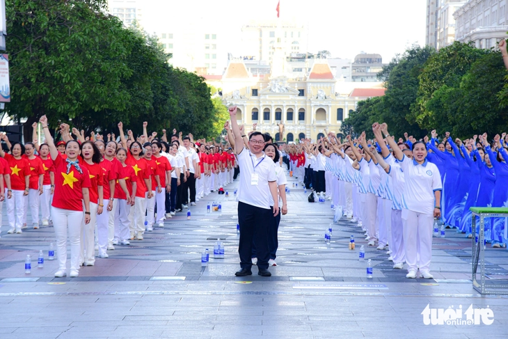 TP.HCM: Hơn 1.000 người đồng diễn dưỡng sinh hưởng ứng Ngày Sức khỏe toàn dân - Ảnh 1.