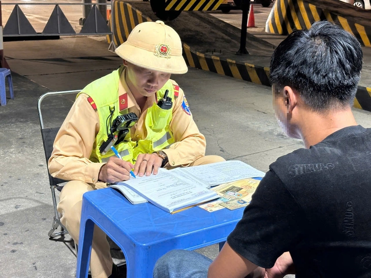 CSGT ngồi trên ô tô ‘hóa trang’ ghi hình xử lý tài xế dùng điện thoại khi lái xe trên cao tốc - Ảnh 3.