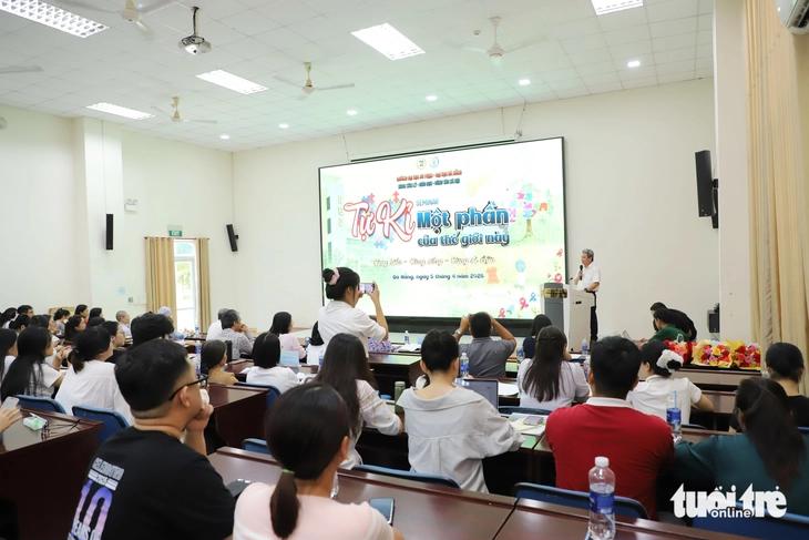 Gia đình có trẻ tự kỷ phải ‘giao tiếp’ với xã hội bằng nhiều ánh mắt - Ảnh 1.