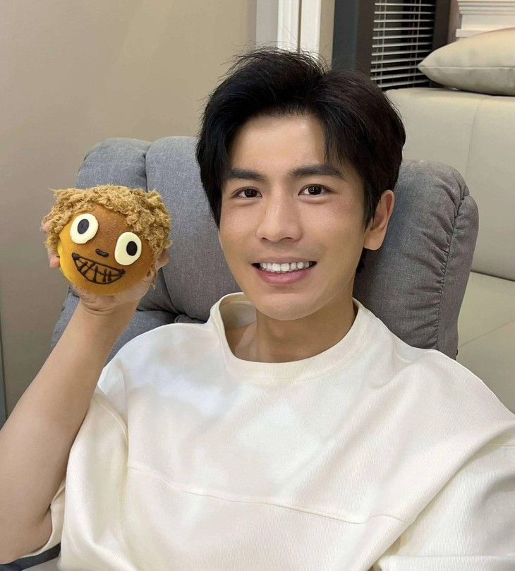 'Tướng quân kem nền' Trương Lăng Hách khoe mặt mộc nhưng bị soi dùng... '7749 bộ lọc' - Ảnh 4.