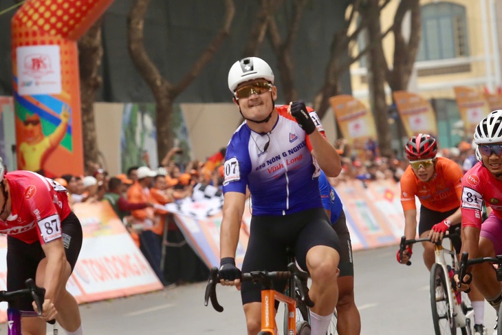 Áo vàng và áo xanh Cúp truyền hình TP.HCM cùng đổi chủ sau chặng 3 - Ảnh 1.