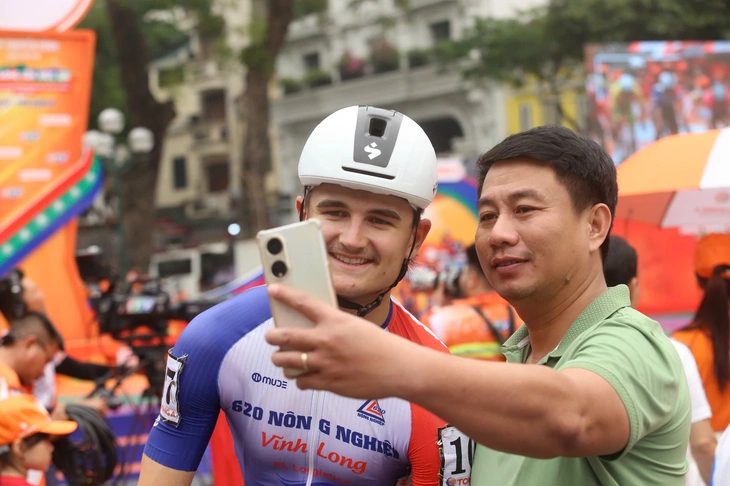 Áo vàng và áo xanh Cúp truyền hình TP.HCM cùng đổi chủ sau chặng 3 - Ảnh 2.