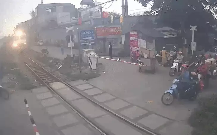 Quảng Ngãi cảnh báo sẽ phạt nguội khi vượt đèn đỏ qua đường sắt - Ảnh 2.