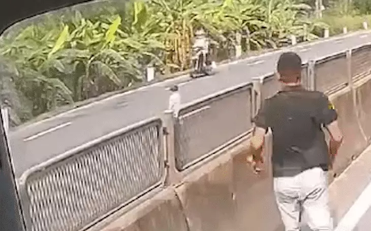 Cảm phục tài xế nhanh trí cứu bé gái hơn 1 tuổi lững thững băng qua quốc lộ - Ảnh 2.