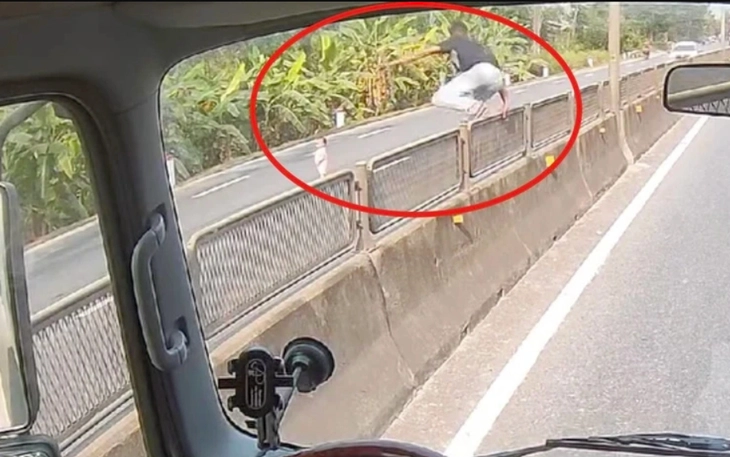 Cảm phục tài xế nhanh trí cứu bé gái hơn 1 tuổi lững thững băng qua quốc lộ - Ảnh 3.