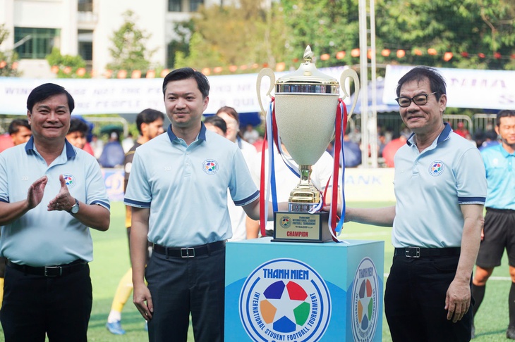HLV Kim Sang Sik dự chung kết Giải bóng đá Thanh Niên sinh viên quốc tế - Ảnh 2. HLV Kim Sang Sik dự khán trận chung kết Giải bóng đá Thanh Niên sinh viên quốc tế - Ảnh 2.