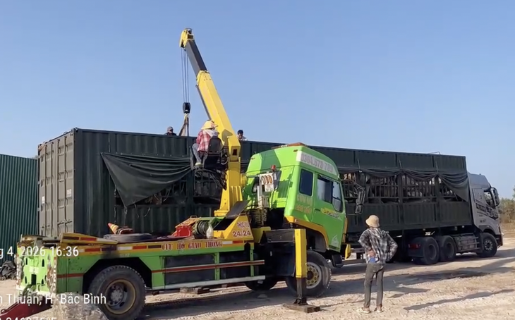 Xe đầu kéo chở hàng quá tải 126% chạy trên cao tốc - Ảnh 1.