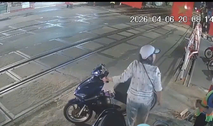 Hai nhân viên gác chắn bị đánh tới tấp khi đang làm nhiệm vụ - Ảnh 3.