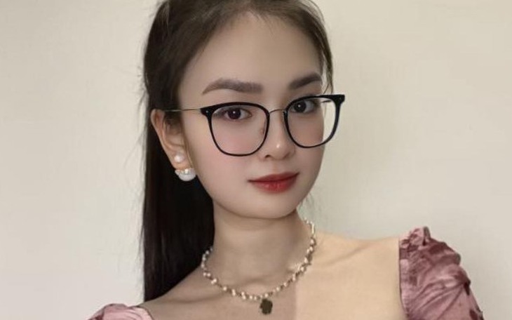 Hoài Linh tự chạy xe máy cà tàng đi làm - Ảnh 4.