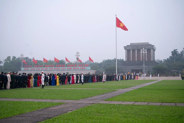 Lãnh đạo Đảng, Nhà nước, đại biểu Quốc hội vào lăng viếng Chủ tịch Hồ Chí Minh - Ảnh 5.