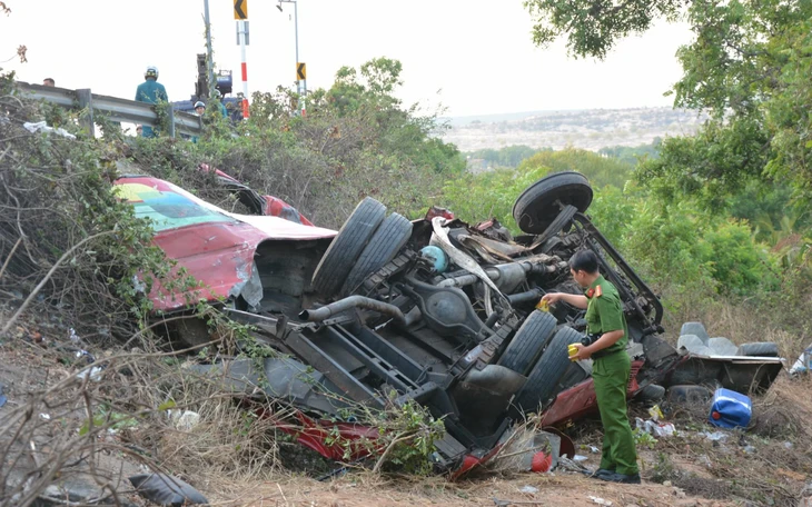 Hai thợ lặn trong vụ xe khách lao xuống vực đã chuyển lên Bệnh viện Chợ Rẫy - Ảnh 3.