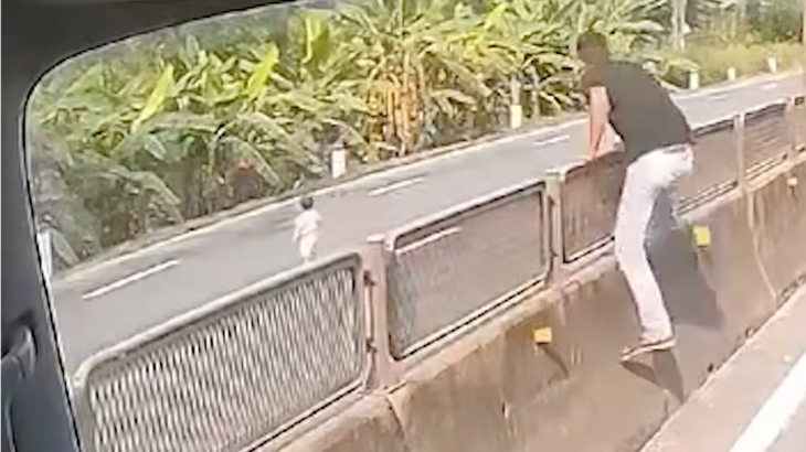 Cảm phục tài xế nhanh trí cứu bé gái hơn 1 tuổi lững thững băng qua quốc lộ - Ảnh 1.