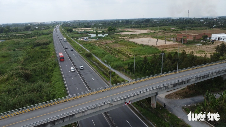 Vì sao trạm dừng nghỉ trên cao tốc về miền Tây làm mãi không xong? - Ảnh 3.