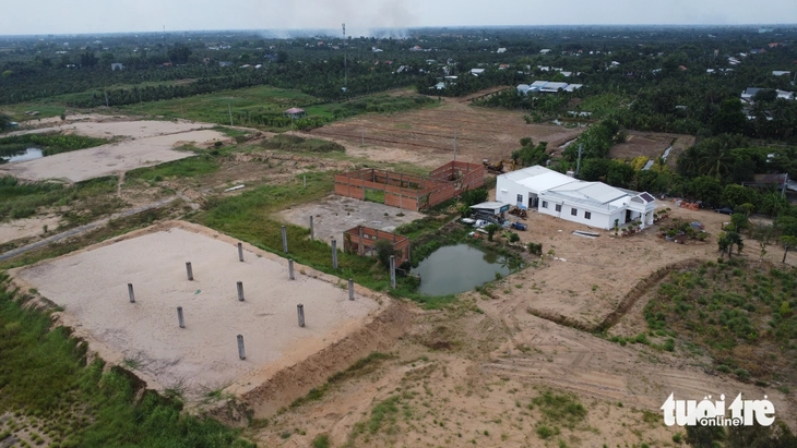 Vì sao trạm dừng nghỉ trên cao tốc về miền Tây làm mãi không xong? - Ảnh 4.