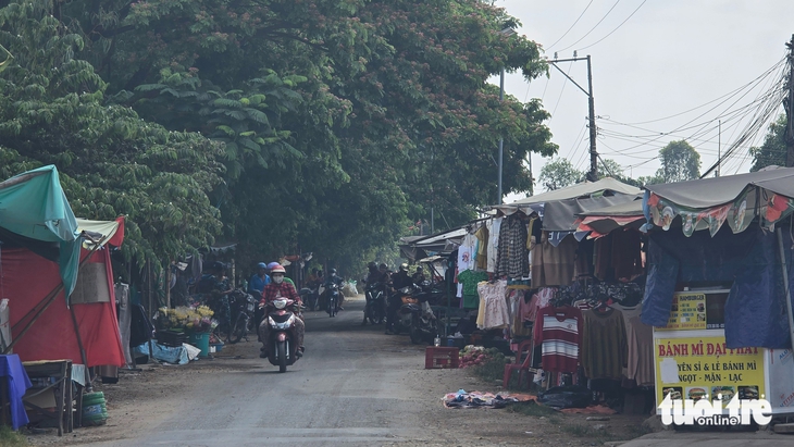 Chợ Phú Xuân nâng cấp hơn 2,8 tỉ đồng nhưng tiểu thương vẫn bán lề đường - Ảnh 2.
