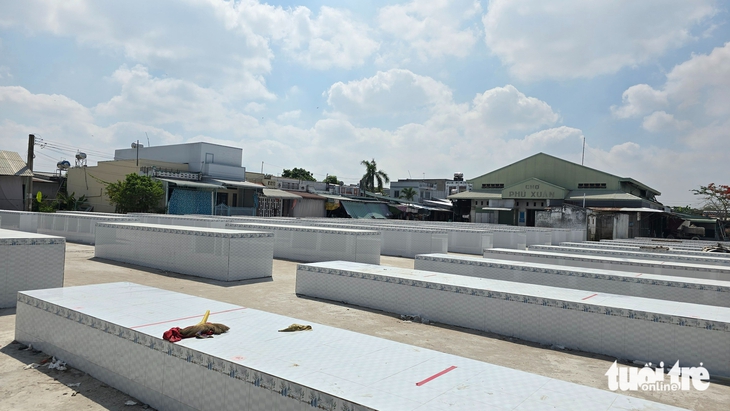 Chợ Phú Xuân nâng cấp hơn 2,8 tỉ đồng nhưng tiểu thương vẫn bán lề đường - Ảnh 3.