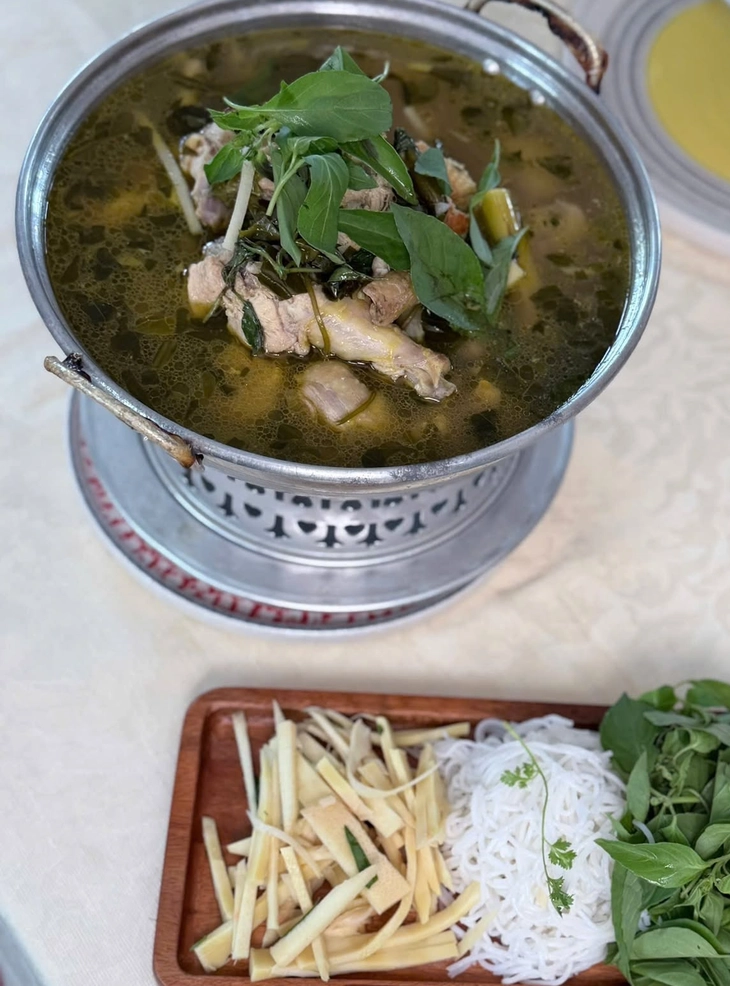 Ba cách nấu lẩu gà lá é Phú Yên: Ngọt thịt, dậy hương lá é - Ảnh 2.