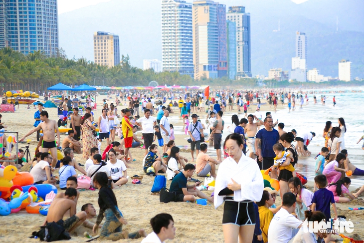 Nắng gắt đầu hè, hàng ngàn người đến 'bãi biển đẹp nhất hành tinh' giải nhiệt - Ảnh 1.