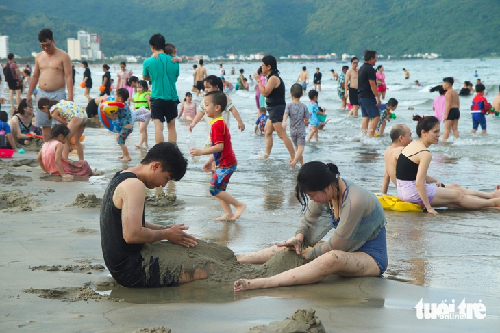 Nắng gắt đầu hè, hàng ngàn người đến 'bãi biển đẹp nhất hành tinh' giải nhiệt - Ảnh 2.