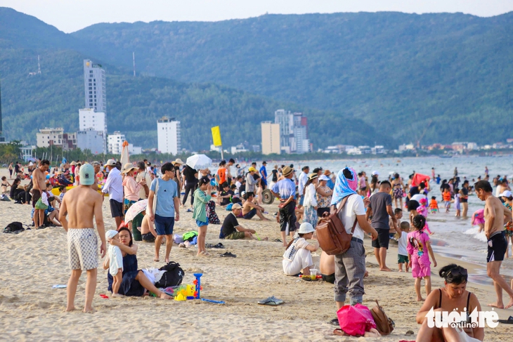 Nắng gắt đầu hè, hàng ngàn người đến 'bãi biển đẹp nhất hành tinh' giải nhiệt - Ảnh 3.