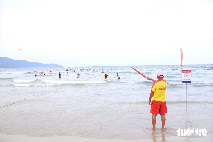 Nắng gắt đầu hè, hàng ngàn người đến 'bãi biển đẹp nhất hành tinh' giải nhiệt - Ảnh 10.