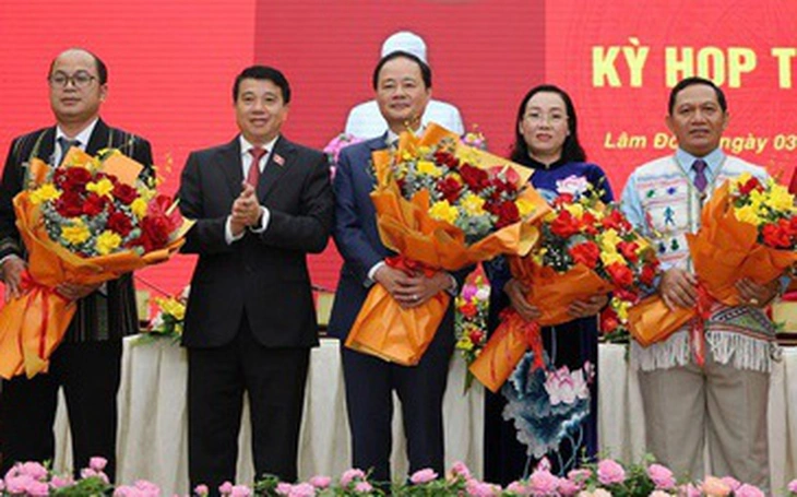 Taxi tông xe tải trước chợ, một người tử vong - Ảnh 3.