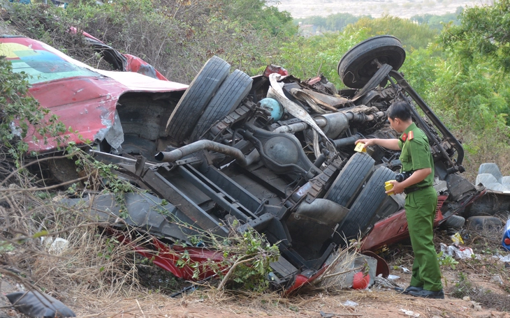 Đi ngược chiều trên quốc lộ, người đàn ông bị xe khách tông tử vong  - Ảnh 2.