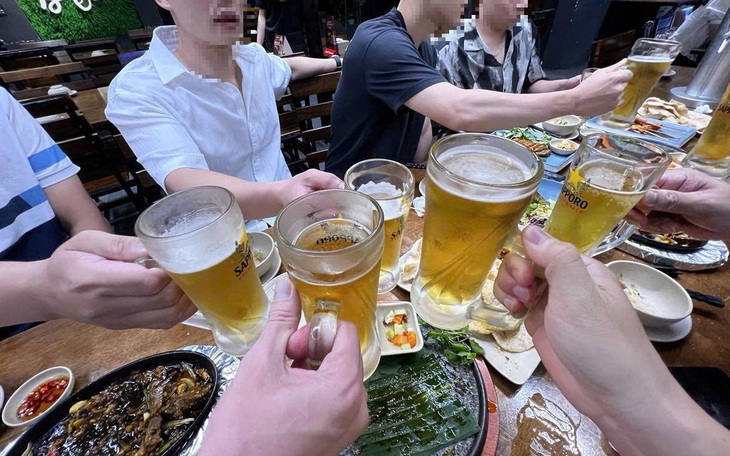 Bố nhờ con chưa đủ 18 tuổi đi mua rượu bia, người bán có bị phạt tiền? - Ảnh 2.